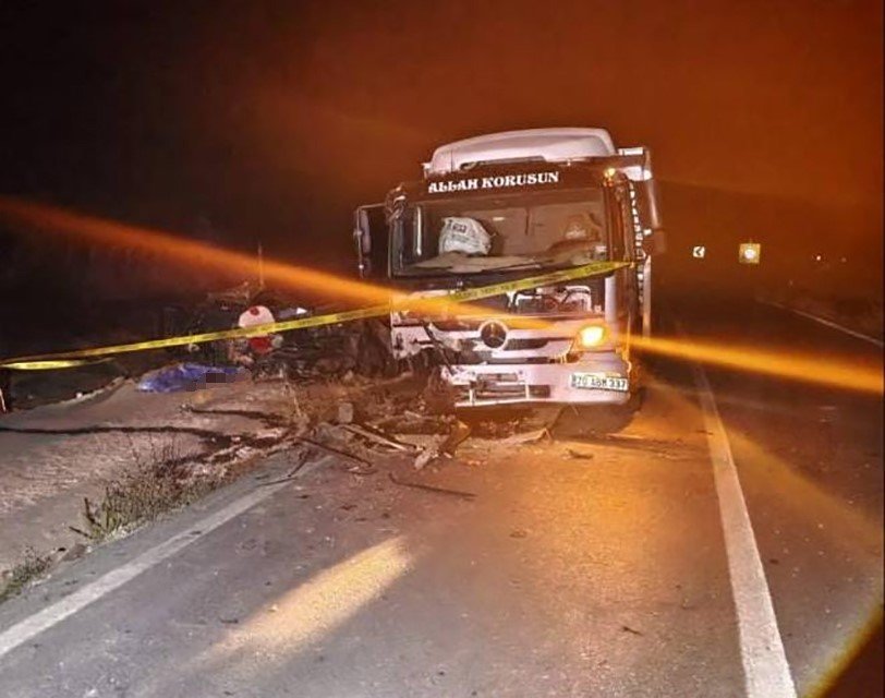Kamyon otomobille kafa kafaya çarpıştı olan Yusuf'a oldu