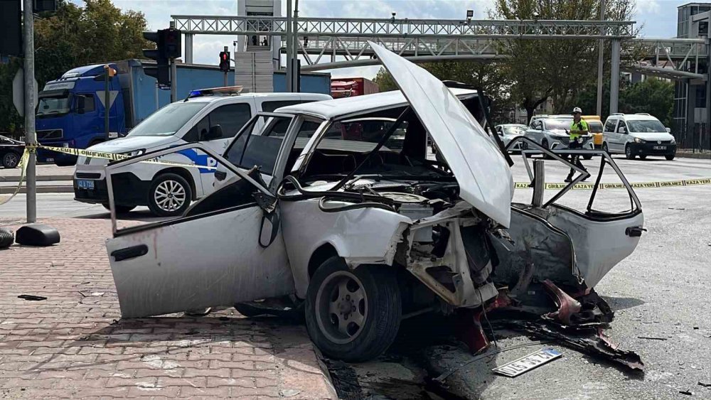 Hurdaya dönen Tofaş'ın sürücüsü kurtarılamadı