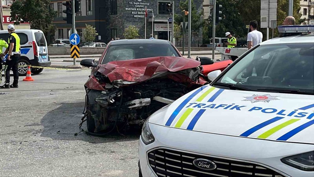 Hurdaya dönen Tofaş'ın sürücüsü kurtarılamadı