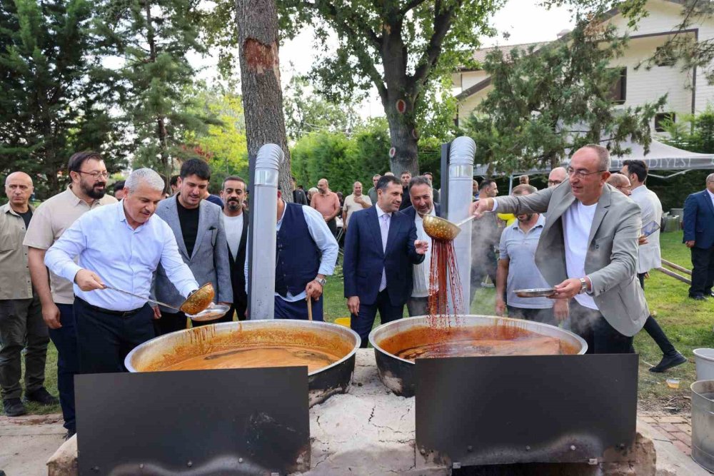 Meram'da bağ bozumu: Dev kazanlarda pekmez kaynatıldı