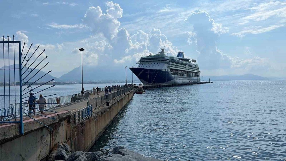 Marella Discovery, bin 765 turist ile Alanya iskelesine demir attı