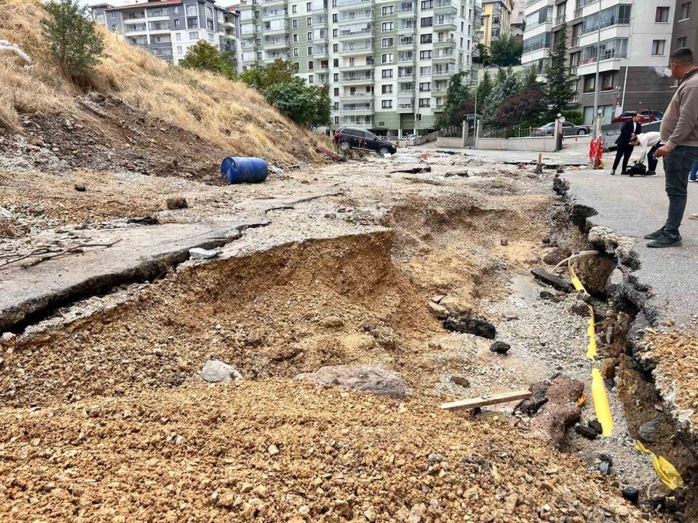 Ankara'da Sel Yolu Yuttu: 15 Araç Çukura Saplandı