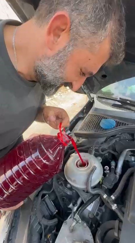 Motor Suyu Bitince Çaresiz Kaldı: Radyatörü Şalgamla Doldurdu