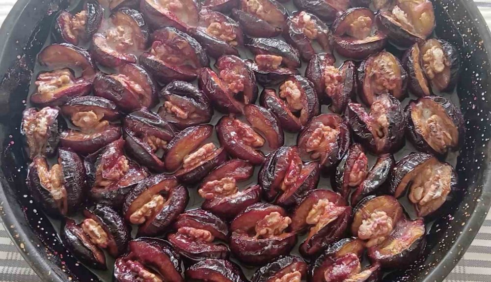 Fiyatı Düşen Ton Eriğini Fırınlayıp Kışlık Tatlı Yaptılar