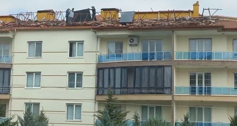 Konya'da Çatıda İnanılmaz İhmal: Panelleri Aşağı Attılar