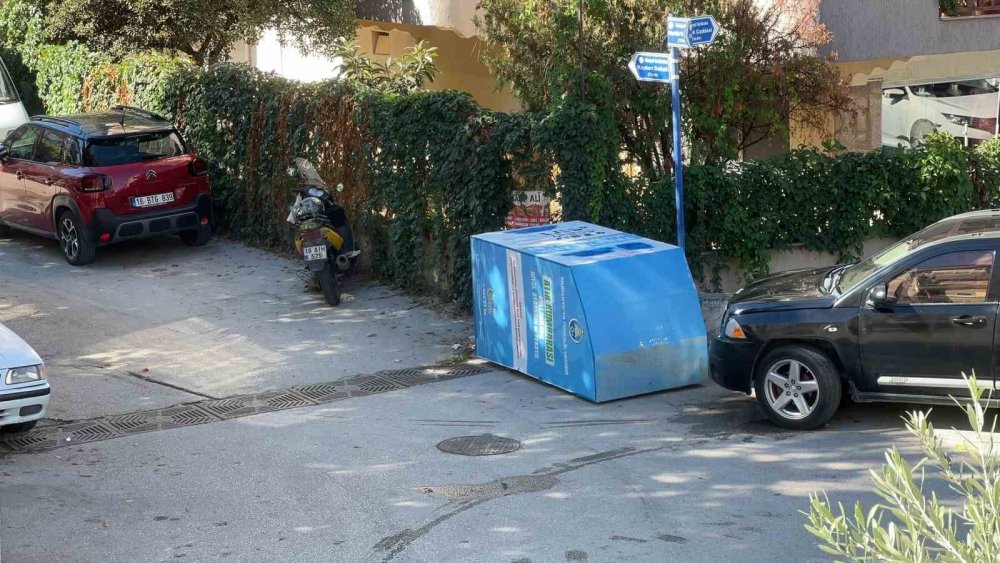 Dar sokakta dönüş yaparken giysi toplama kutusuna devirdi