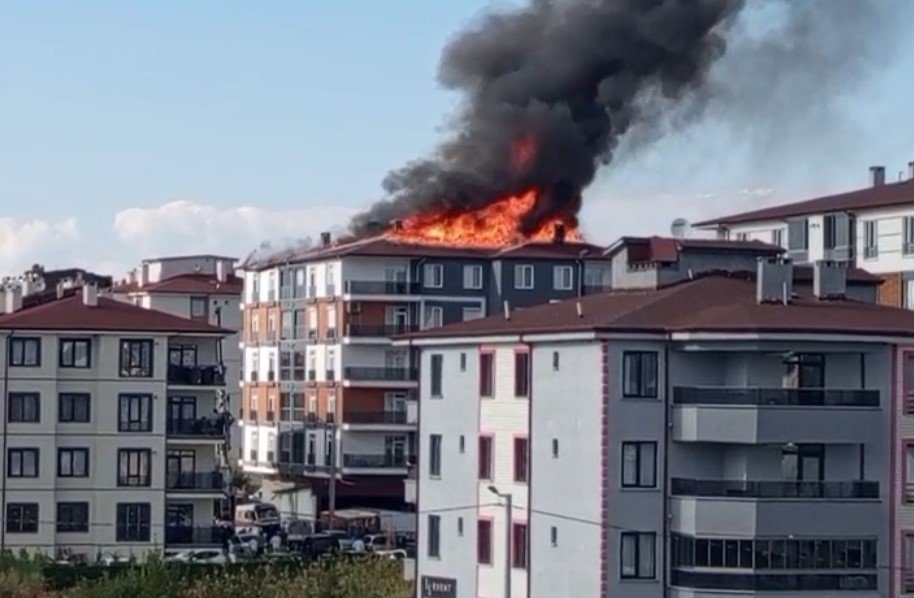 Çatıda Alevlerin Arasında Kalan Ustayı İtfaiye Böyle Kurtardı