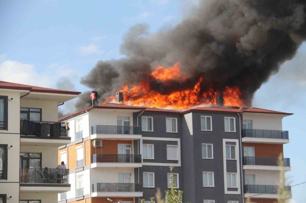 Çatıda Alevlerin Arasında Kalan Ustayı İtfaiye Böyle Kurtardı