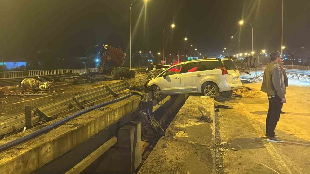 Karahisar Kavşağı'nda Feci Kaza: Tır Kabini Karşı Şeride Geçti