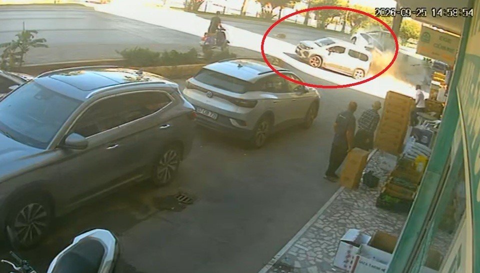 Otomobil önce yayaya çarptı ardından otobüs durağına daldı