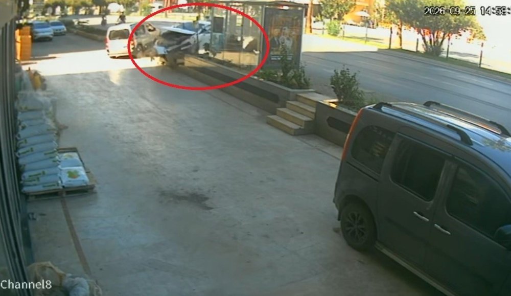 Otomobil önce yayaya çarptı ardından otobüs durağına daldı