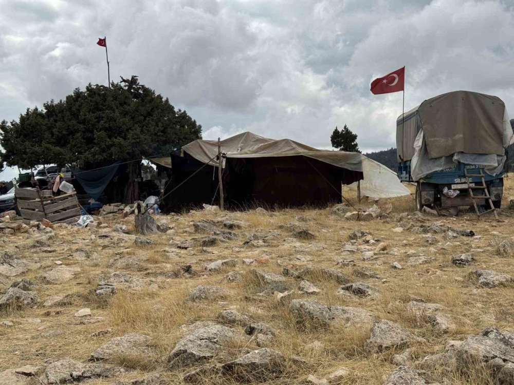 100 yıldır develeriyle Konya'da yazı geçirip geri dönüyorlar