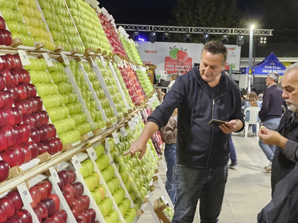 En lezzetli elma ve armutlar vitrine çıktı
