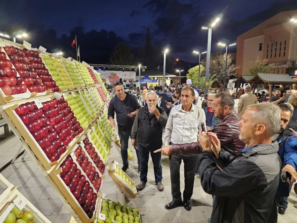 En lezzetli elma ve armutlar vitrine çıktı