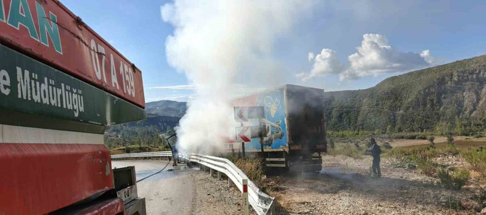 Konya-Antalya yolunda bariyerlere çarpan kamyon alev alev yandı