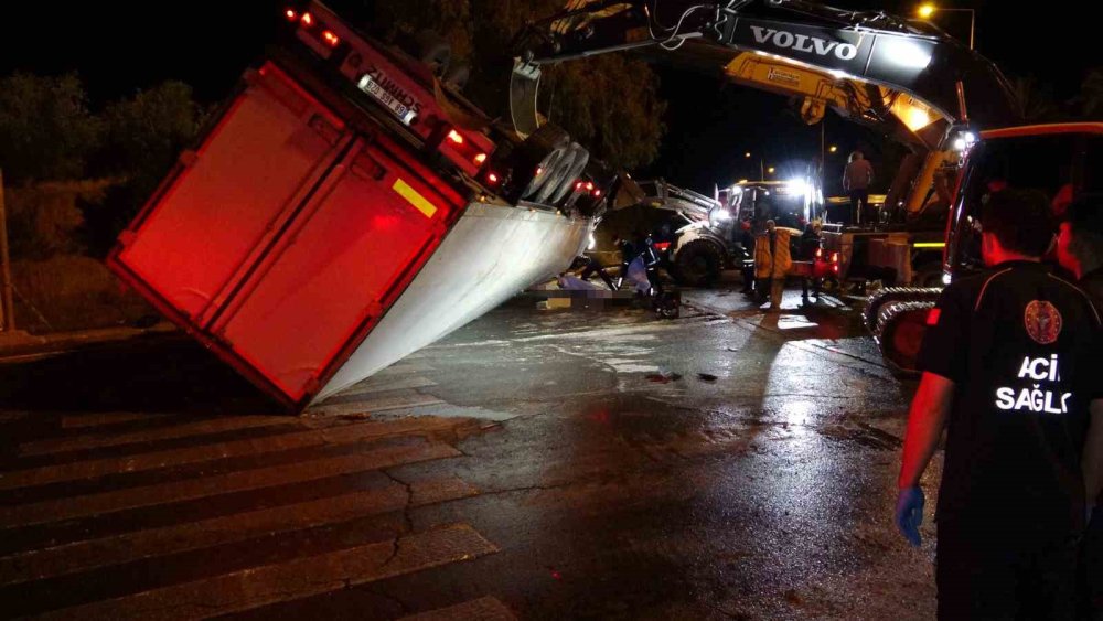 Tır devrildi iki kişi altında kalıp can verdi