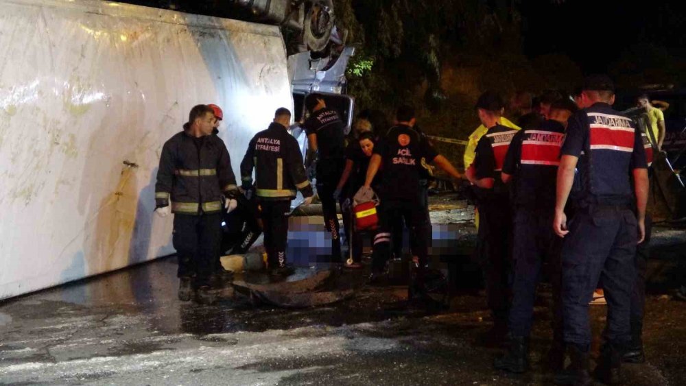 Tır devrildi iki kişi altında kalıp can verdi