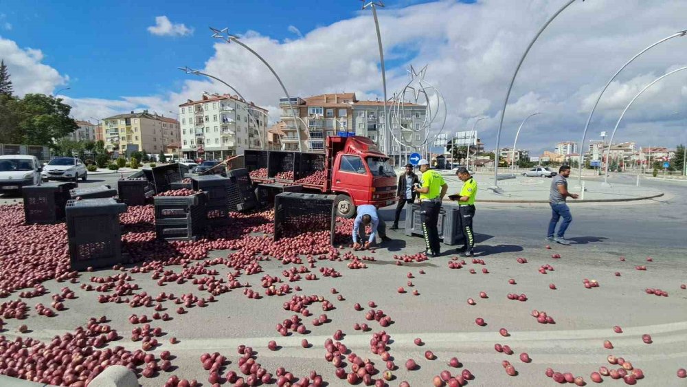 Halat koptu, tonlarca elma yola saçıldı