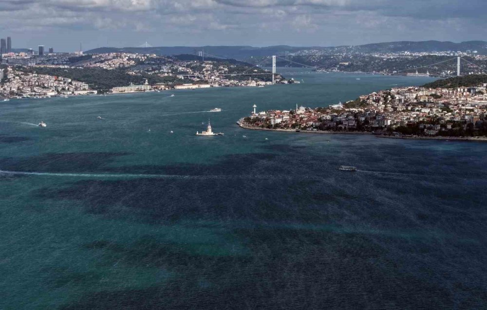 İstanbul Boğazı turkuaza büründü