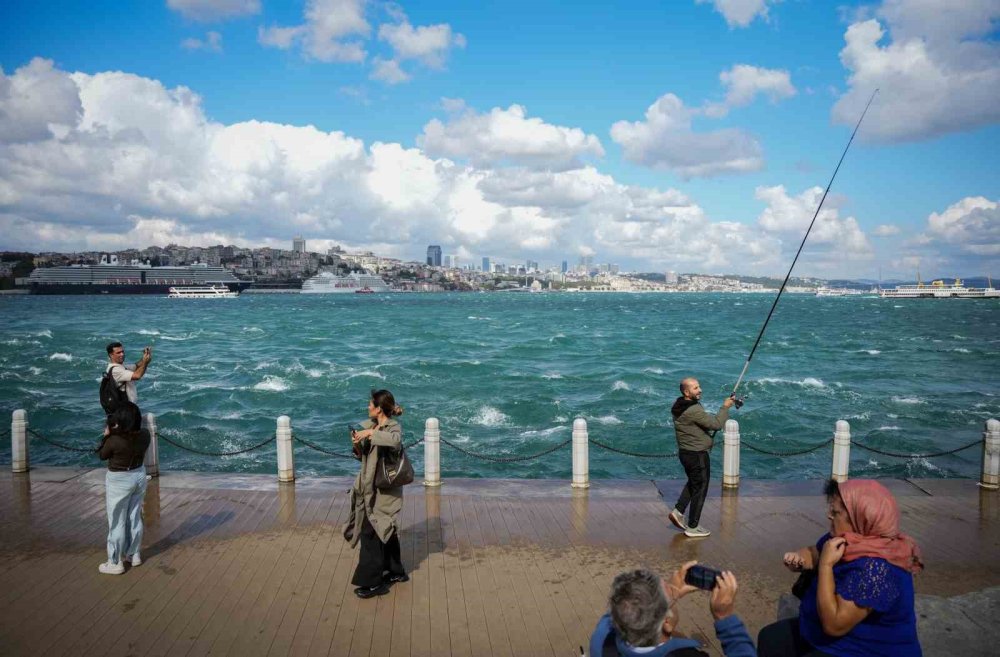 İstanbul Boğazı turkuaza büründü