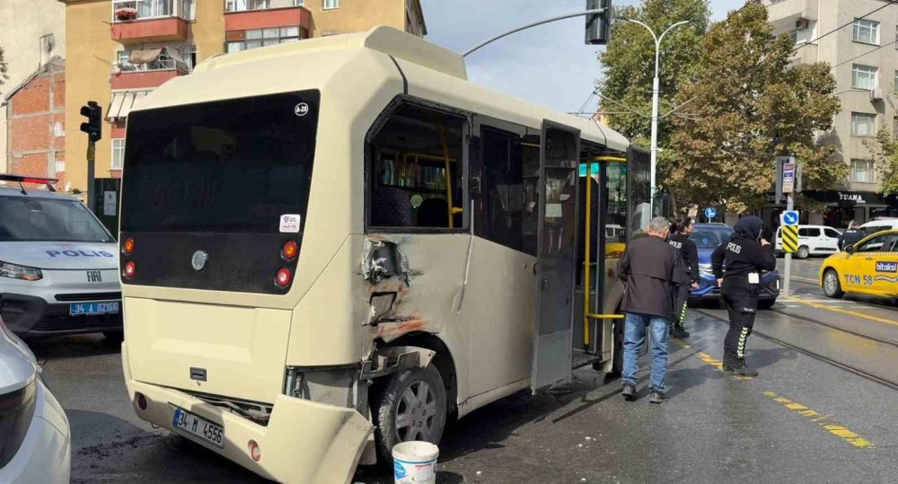 Tramvay ters dönüş yapan minibüse çarptı