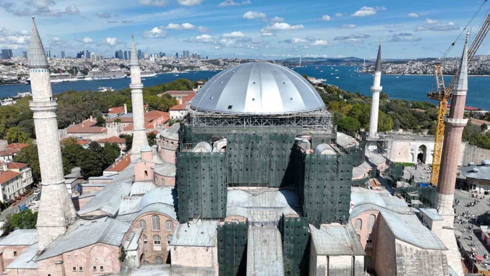 Ayasofya’nın Kubbesi gri brandalarla kapatıldı