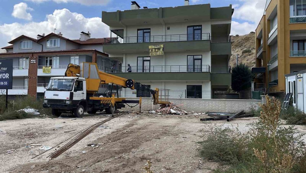 Konya’da Vinçten Düşen Operatör Kazayı Kırıkla Atlattı