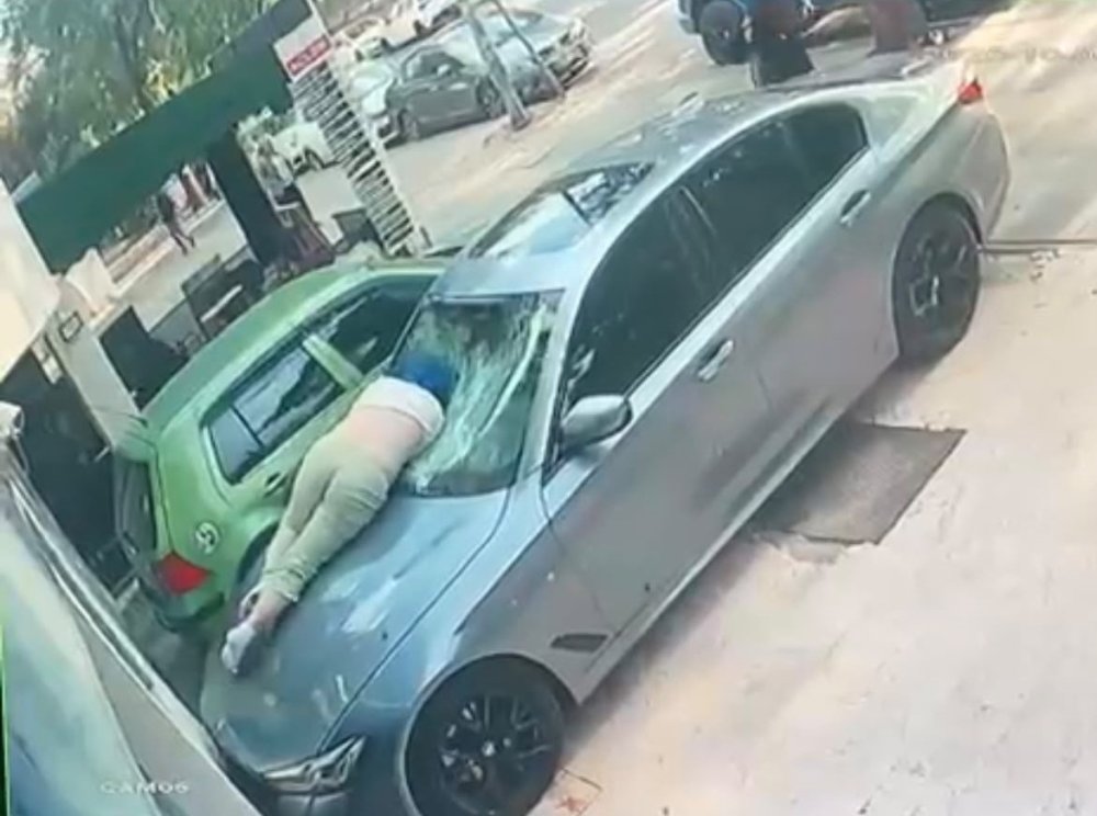 Otelin 6. katından otomobilin üstüne düştü