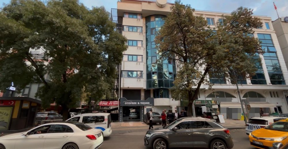 Otelin 6. katından otomobilin üstüne düştü