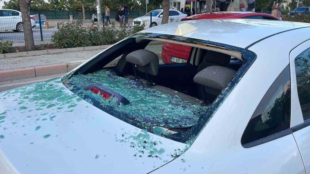 Yaya geçidinde duran otomobile çarpan motosikletin sürücüsü yaralandı