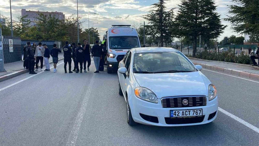 Yaya geçidinde duran otomobile çarpan motosikletin sürücüsü yaralandı