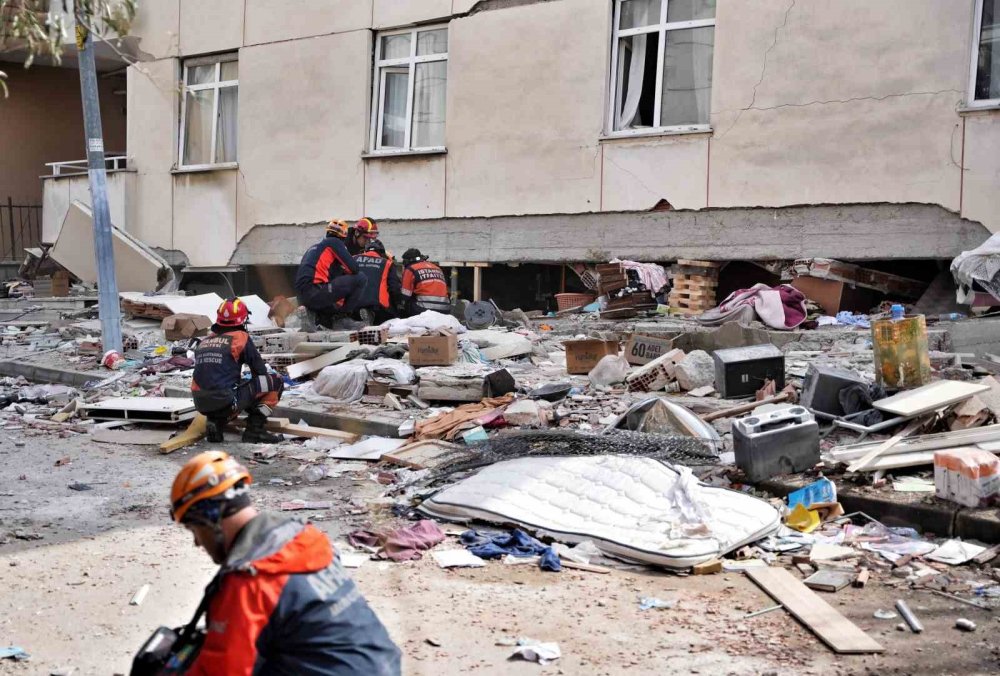 Çöken binada hayatını kaybeden 2 kişinin kimlikleri belli oldu