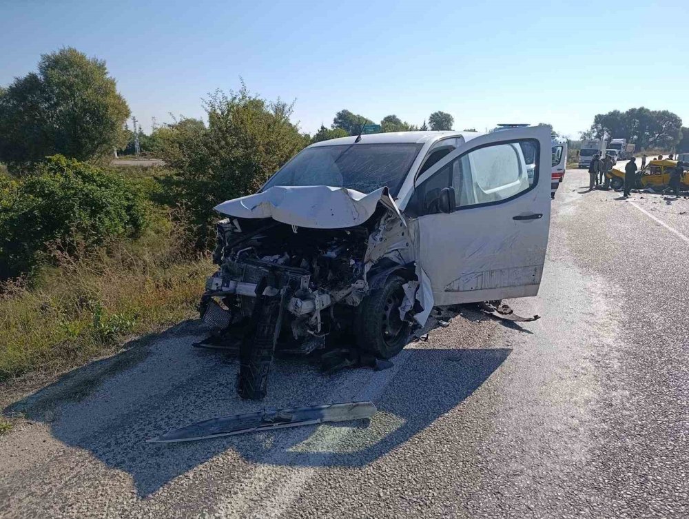 Konya’da kafa kafaya çarpışan araçlar 3 kişiye mezar oldu