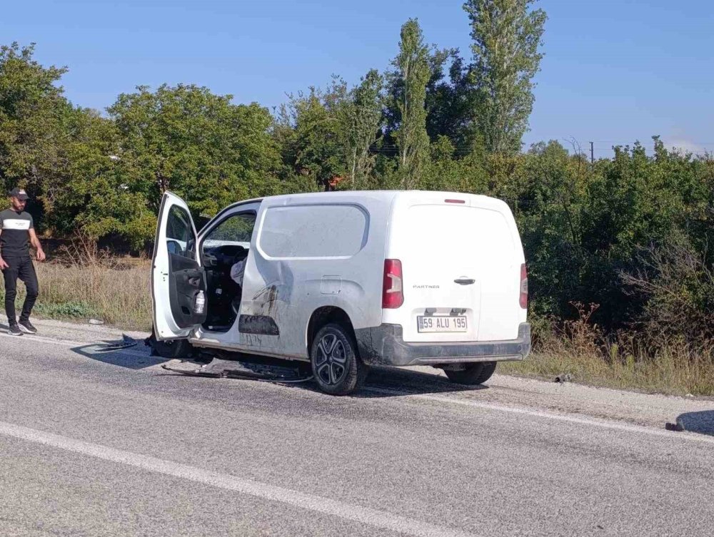 Konya’da kafa kafaya çarpışan araçlar 3 kişiye mezar oldu