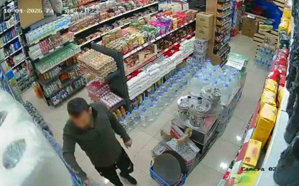 Marketçi uyudu, elini kolunu sallaya sallaya çaldı