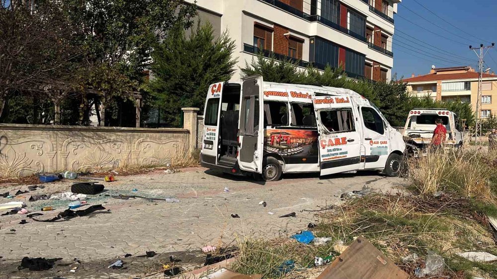 Rehabilitasyon Servisi Otomobille Çarpıştı: 8 çocuk yaralandı