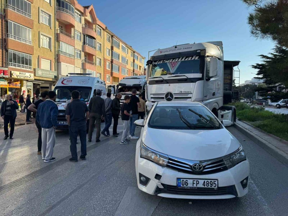 Şehir merkezinde zincirleme kaza: 2 tır 1 otomobil