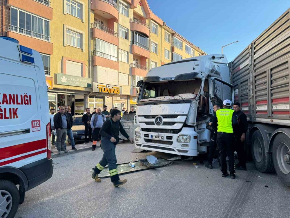 Şehir merkezinde zincirleme kaza: 2 tır 1 otomobil