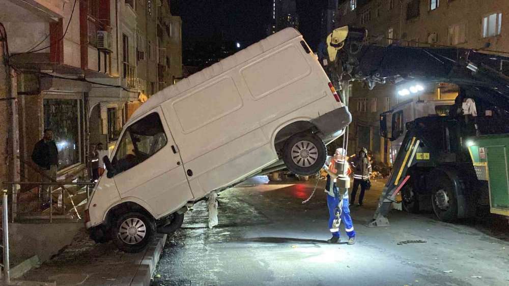 Yokuşta virajı alamadı apartman boşluğuna düştü