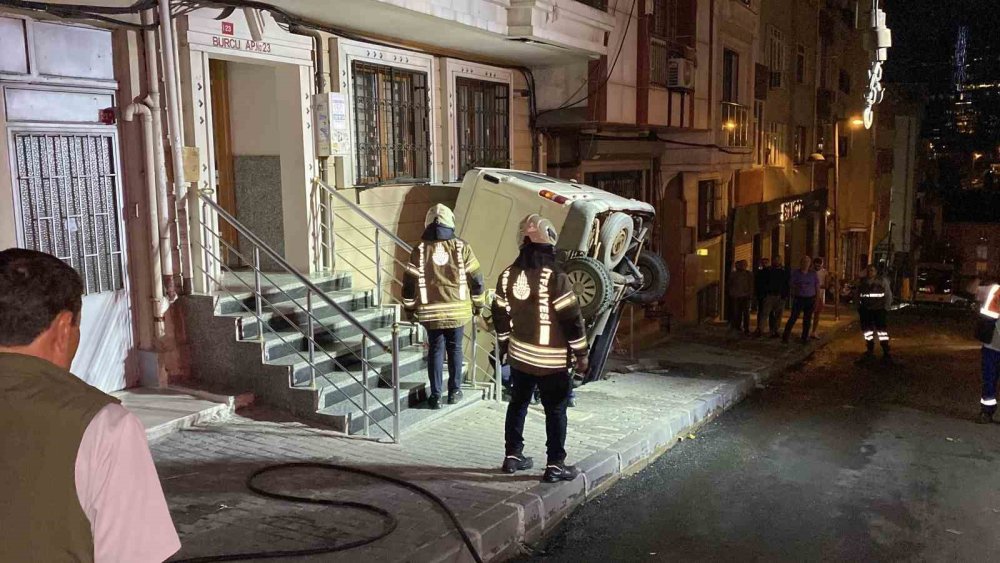 Yokuşta virajı alamadı apartman boşluğuna düştü