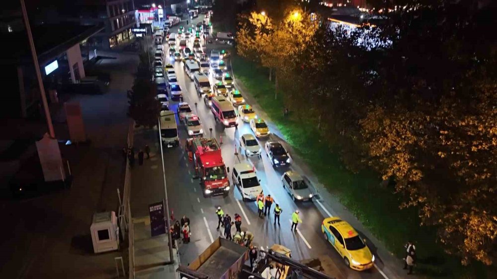 Makas attı kamyona saplandı