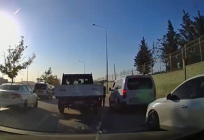 Araç Kamerası Yakaladı: Kamyonete tekme attı, cezayı yedi