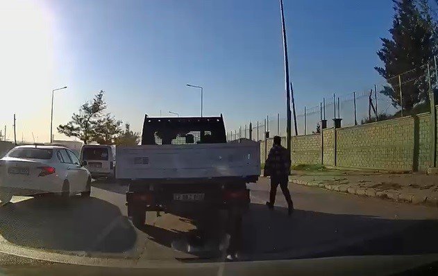 Araç Kamerası Yakaladı: Kamyonete tekme attı, cezayı yedi