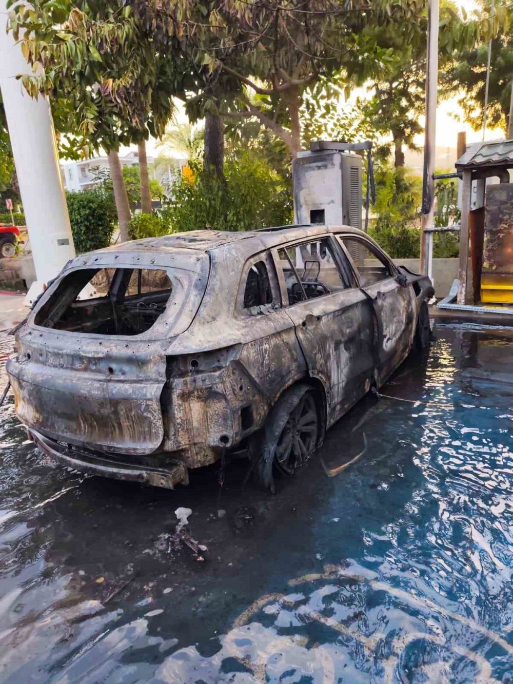 İstasyonda şarj olan elektrikli araç yandı