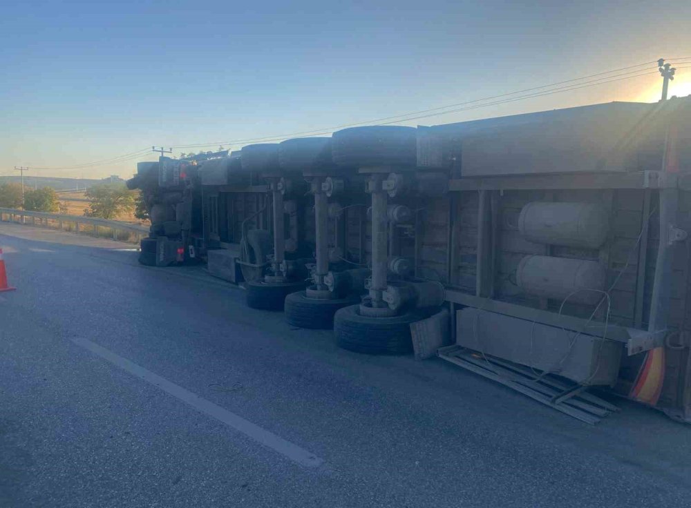 Pancar yüklü tır devrildi: Ürünler yola saçıldı