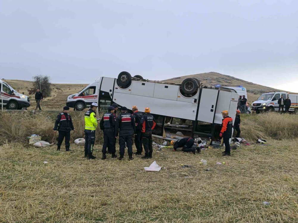 Afyon'da Tarım İşçilerini Taşıyan Midibüs Devrildi: 1 Ölü, 28 Yaralı