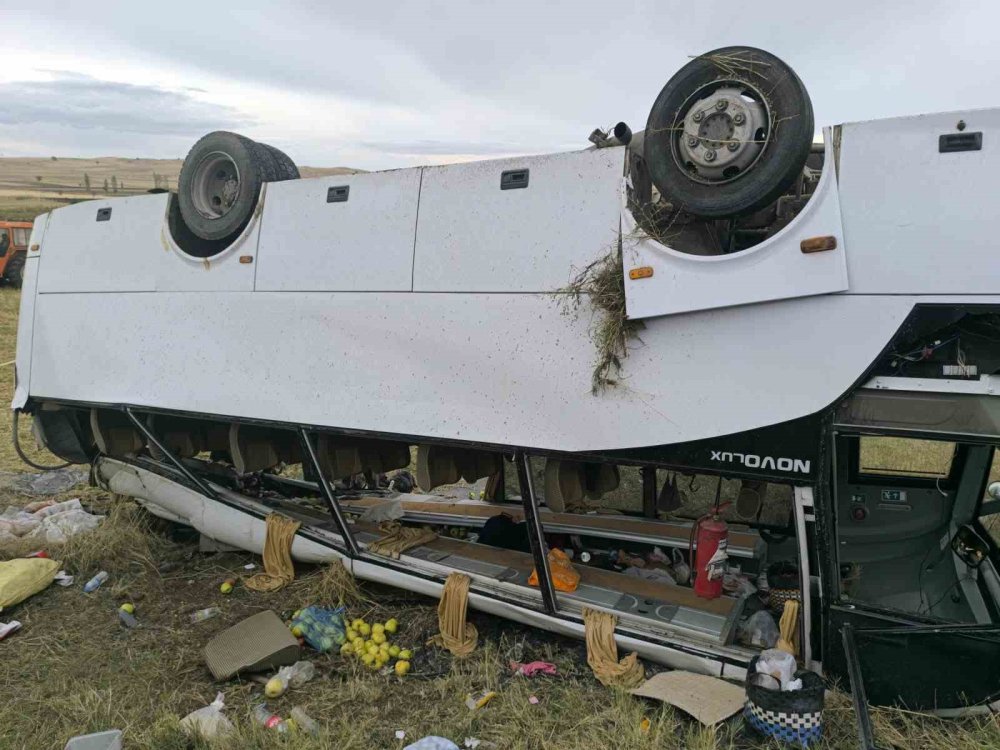 Afyon'da Tarım İşçilerini Taşıyan Midibüs Devrildi: 1 Ölü, 28 Yaralı