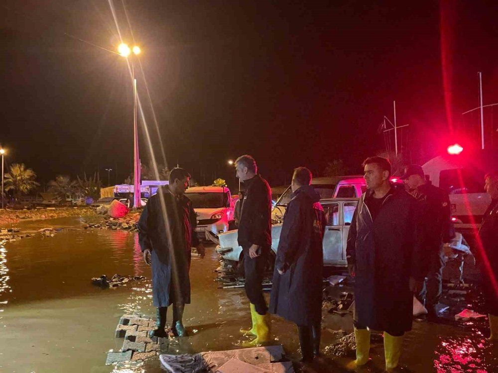 Antalya'da mahsur kalan 13'ü öğrenci 22 kişi kurtarıldı