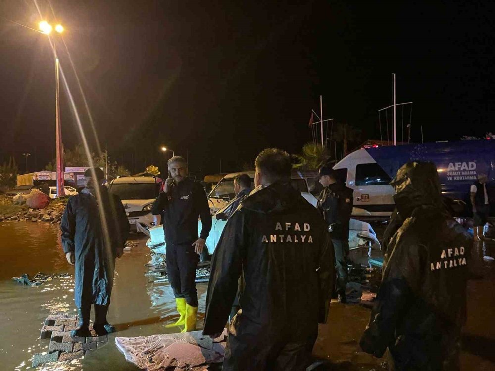 Antalya'da mahsur kalan 13'ü öğrenci 22 kişi kurtarıldı