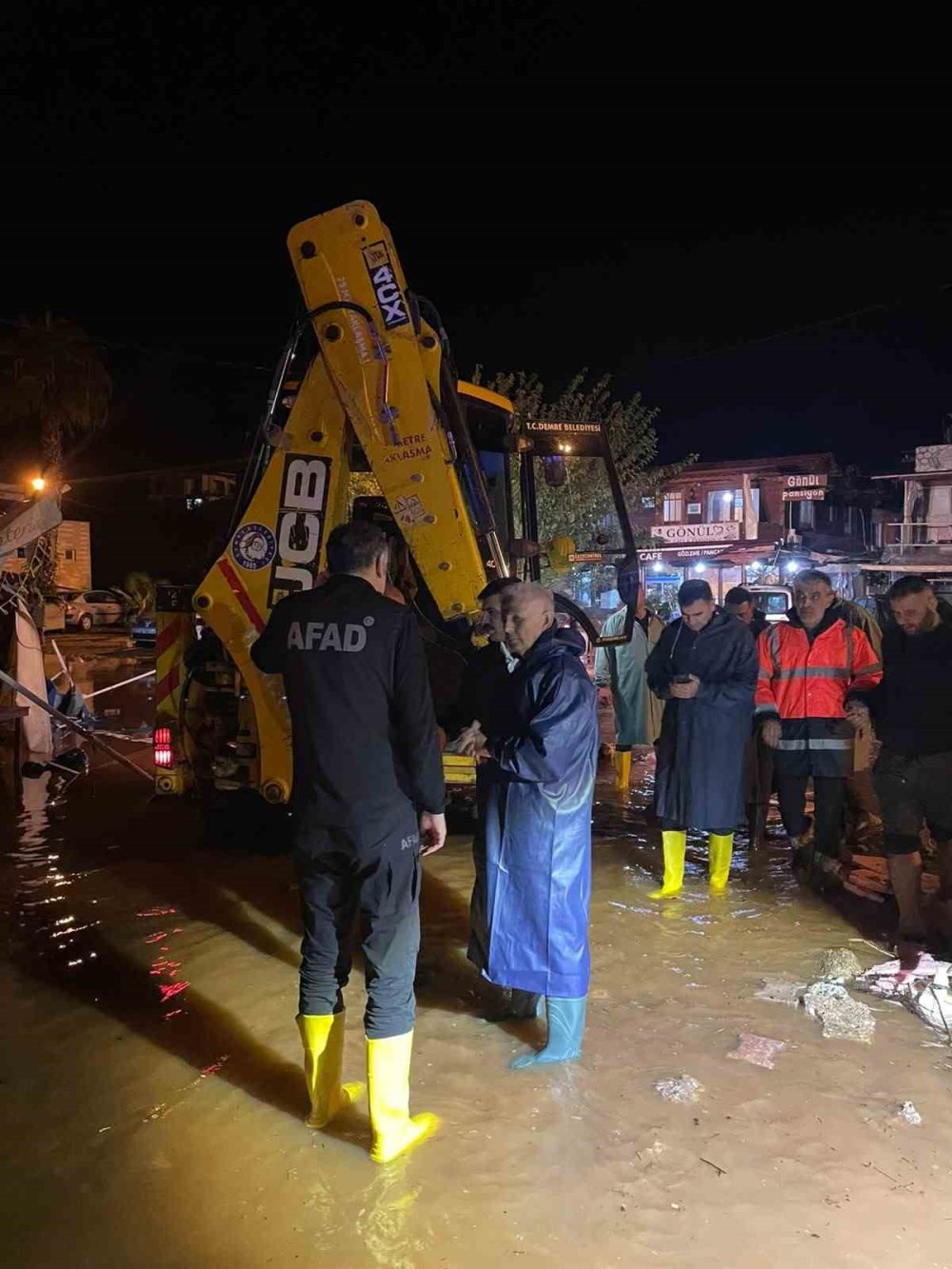 Antalya'da mahsur kalan 13'ü öğrenci 22 kişi kurtarıldı